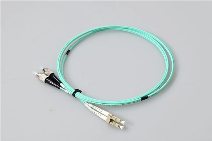 LC UPC থেকে FC UPC OM3 মাল্টিমোড ডুপ্লেক্স প্যাচ ক্যাবল – G657A1 বেন্ড ইনসেনসিটিভ, 10 মিমি মিনিট। বেন্ড ব্যাসার্ধ, 2.0 মিমি LSZH